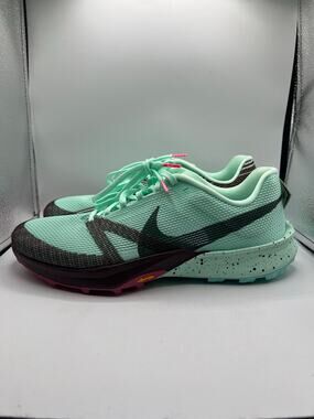 Nike Kiger 10 “Mint Foam/Burgundy Crush/Sweet Beet/Seaweed” size 8.5 men’s
